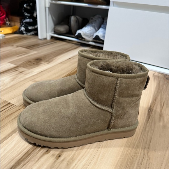 Uggs - Picture 2 of 3
